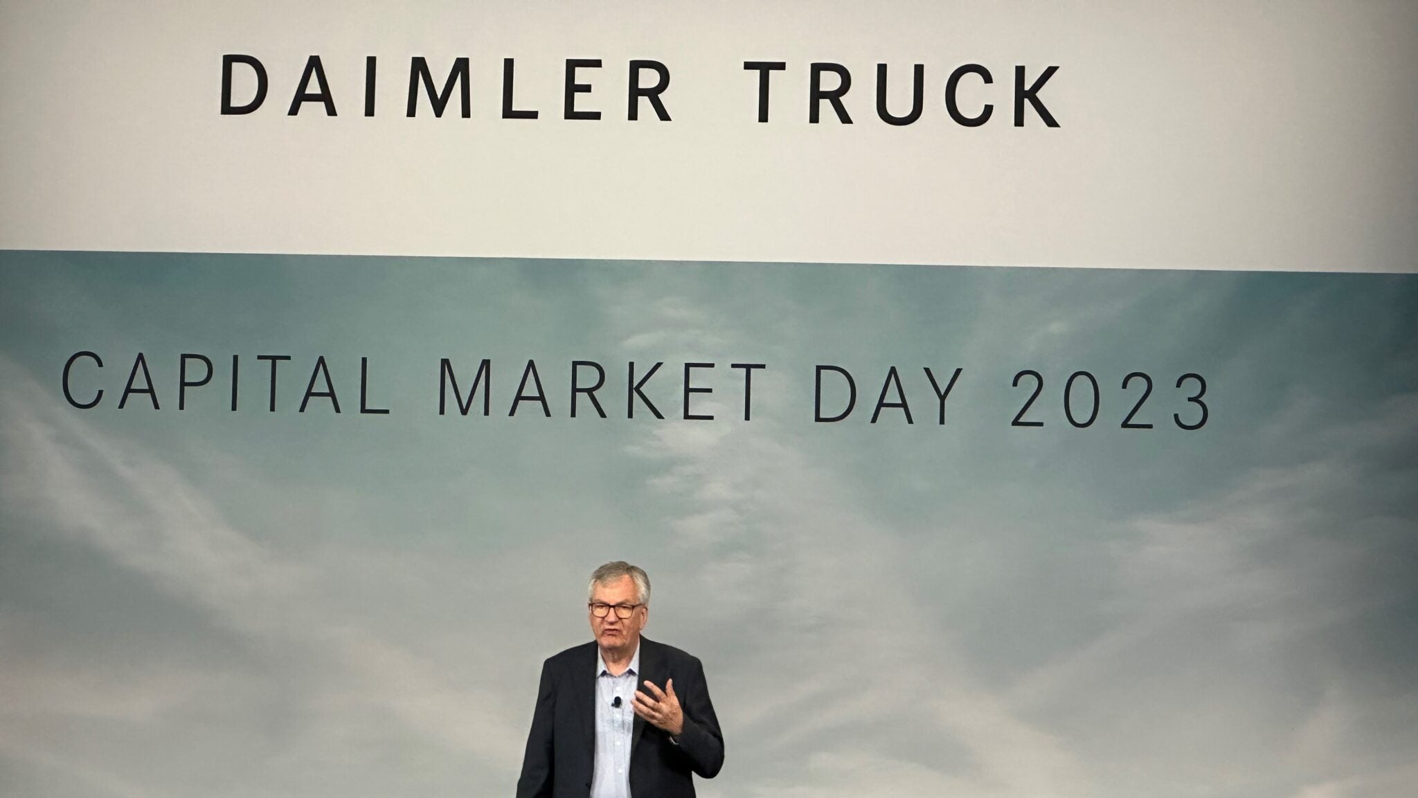 Daimler Truck Flexes Financial Muscle A Year After Going Solo