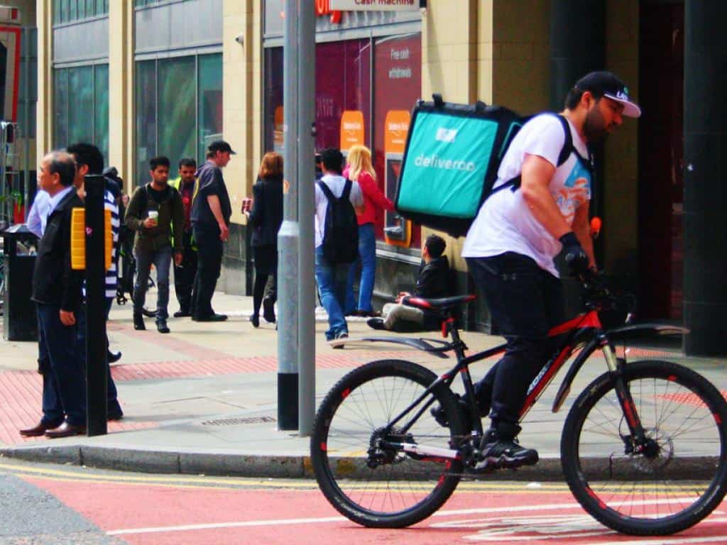 British regulatory body halts Amazon’s investment in food delivery company Deliveroo (Photo: Shutterstock)