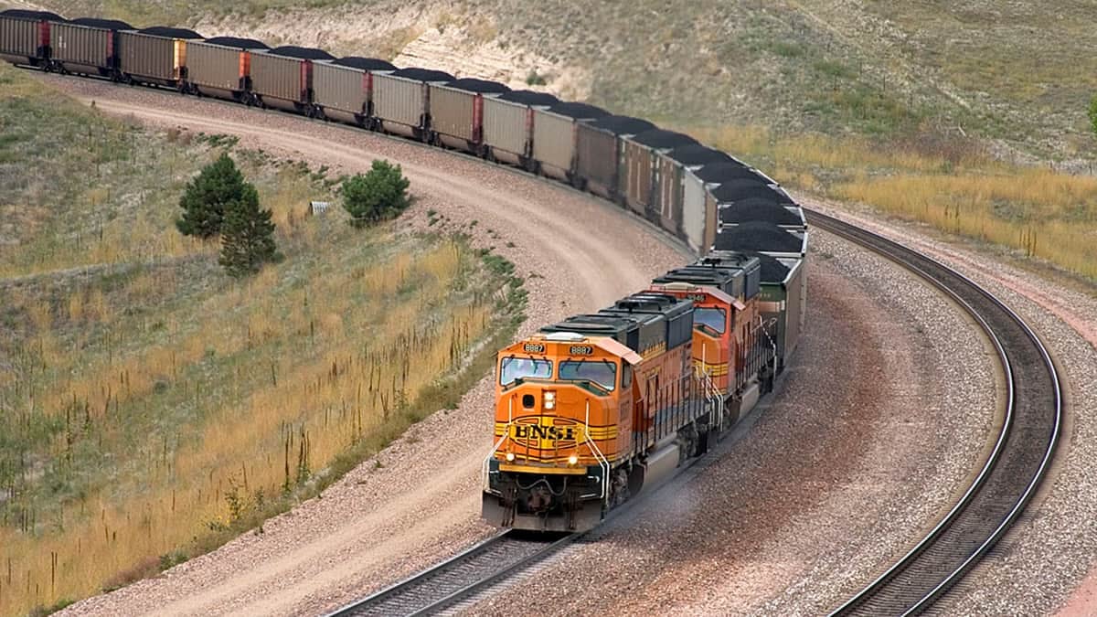 A BNSF train hauls coal. (Photo: Flickr/Aaron Hockley)