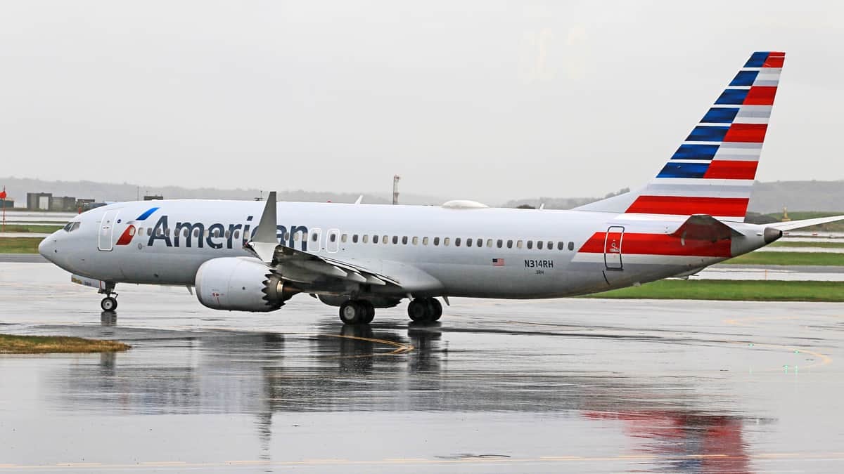 A Boeing 737 MAX in American Airlines livery.