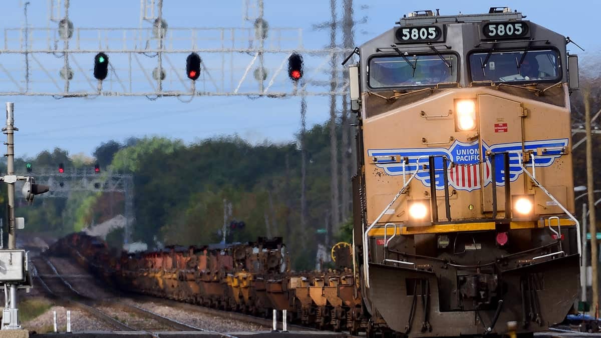 A photograph of a train pulling railcars.