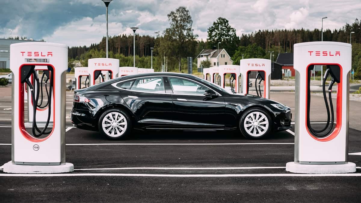 Tesla might be serious about producing its own batteries (Photo: Shutterstock)