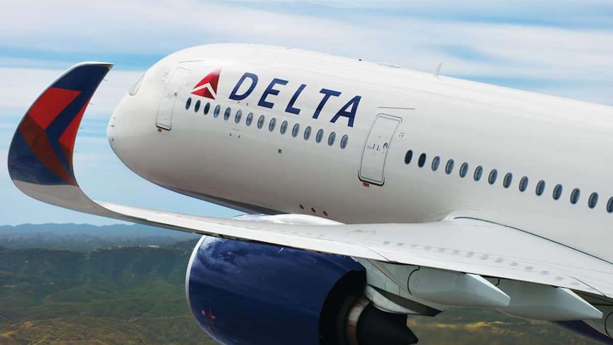 Close of Delta plane in flight. looking over the wing