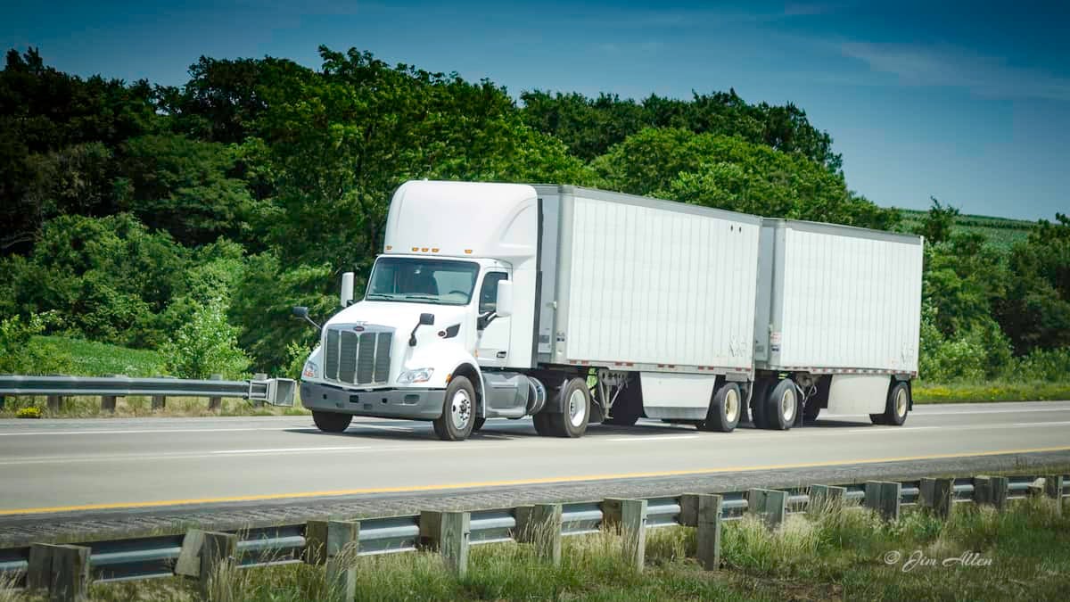 Unidentified LTL rig on highway