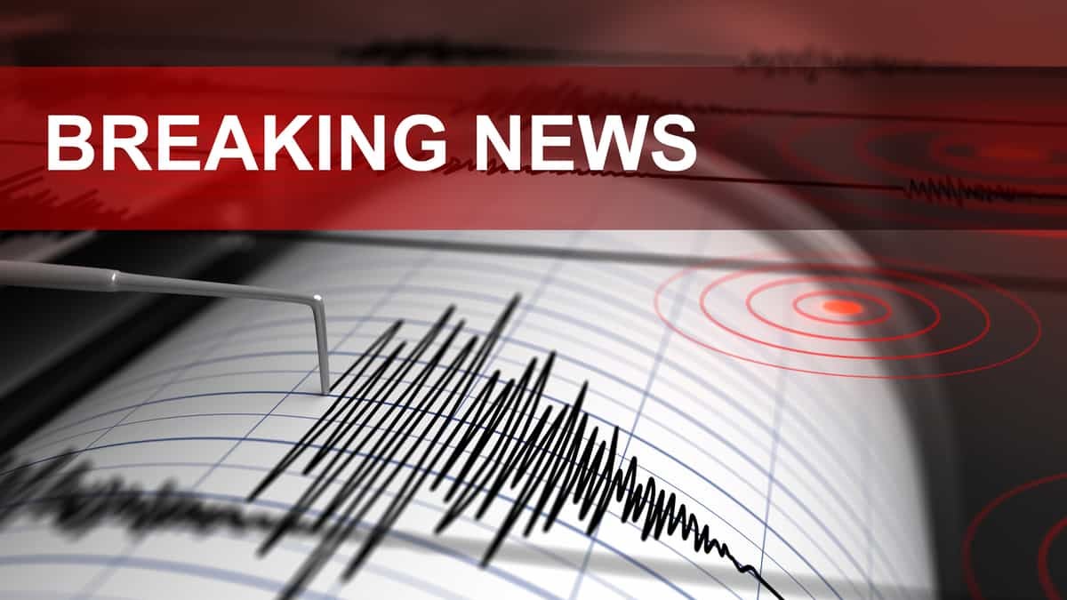 "Breaking News: Earthquake" image.