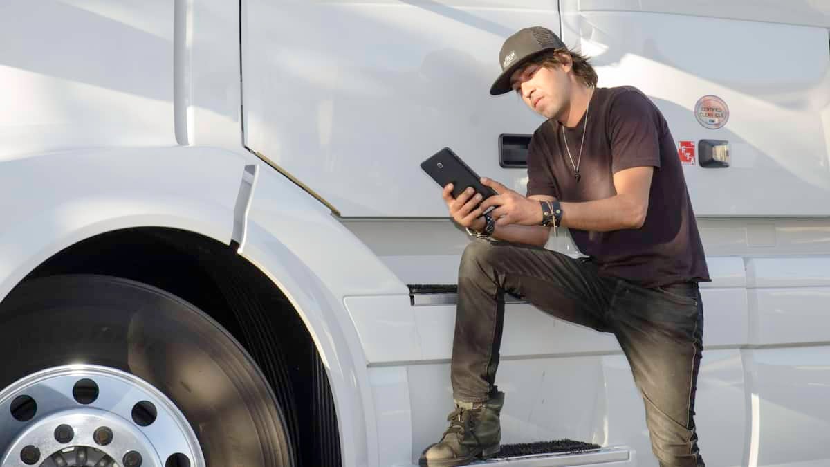 Here are some of the best apps for truckers to use.