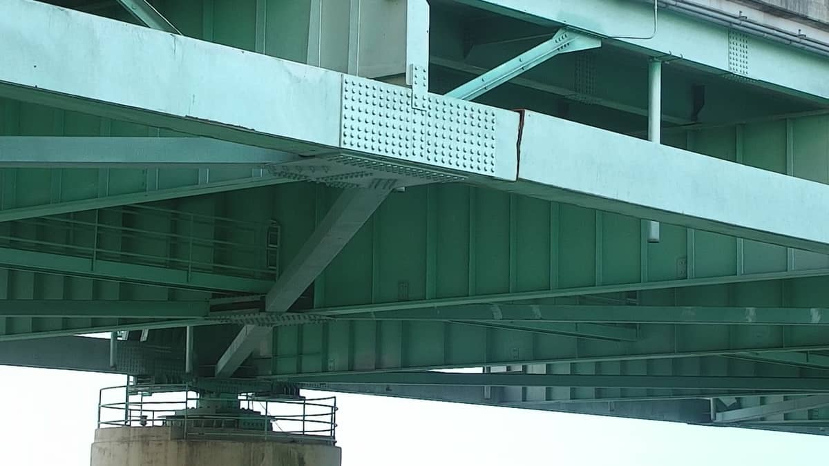 Crack in I-40 bridge that connects Arkansas and Tennessee.