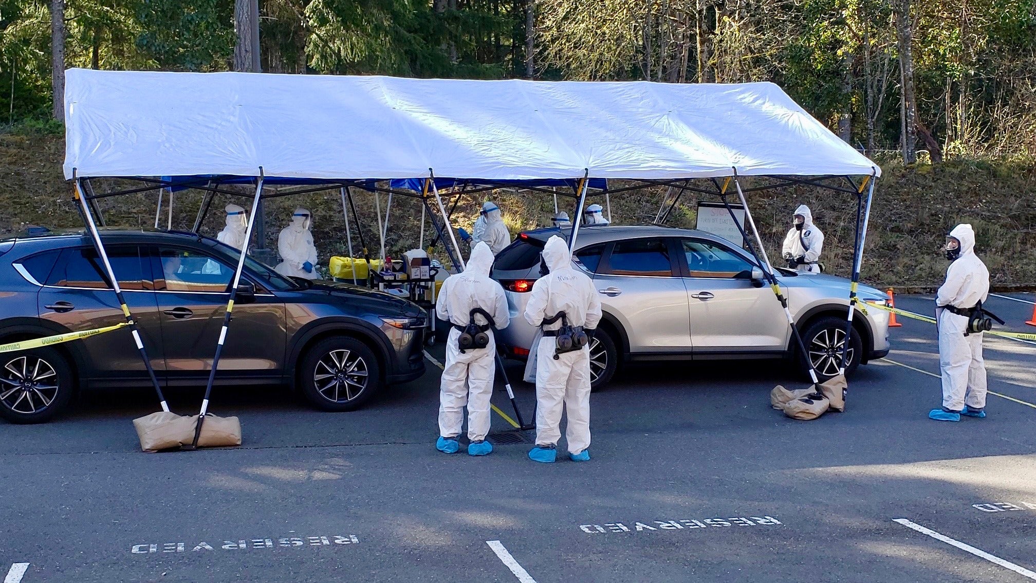 Volunteers wearing protective gear work with the Kitsap Public Health District, Washington National Guard and other community partners at a COVID-19 testing site. (Photo: Department of Health and Human Services)