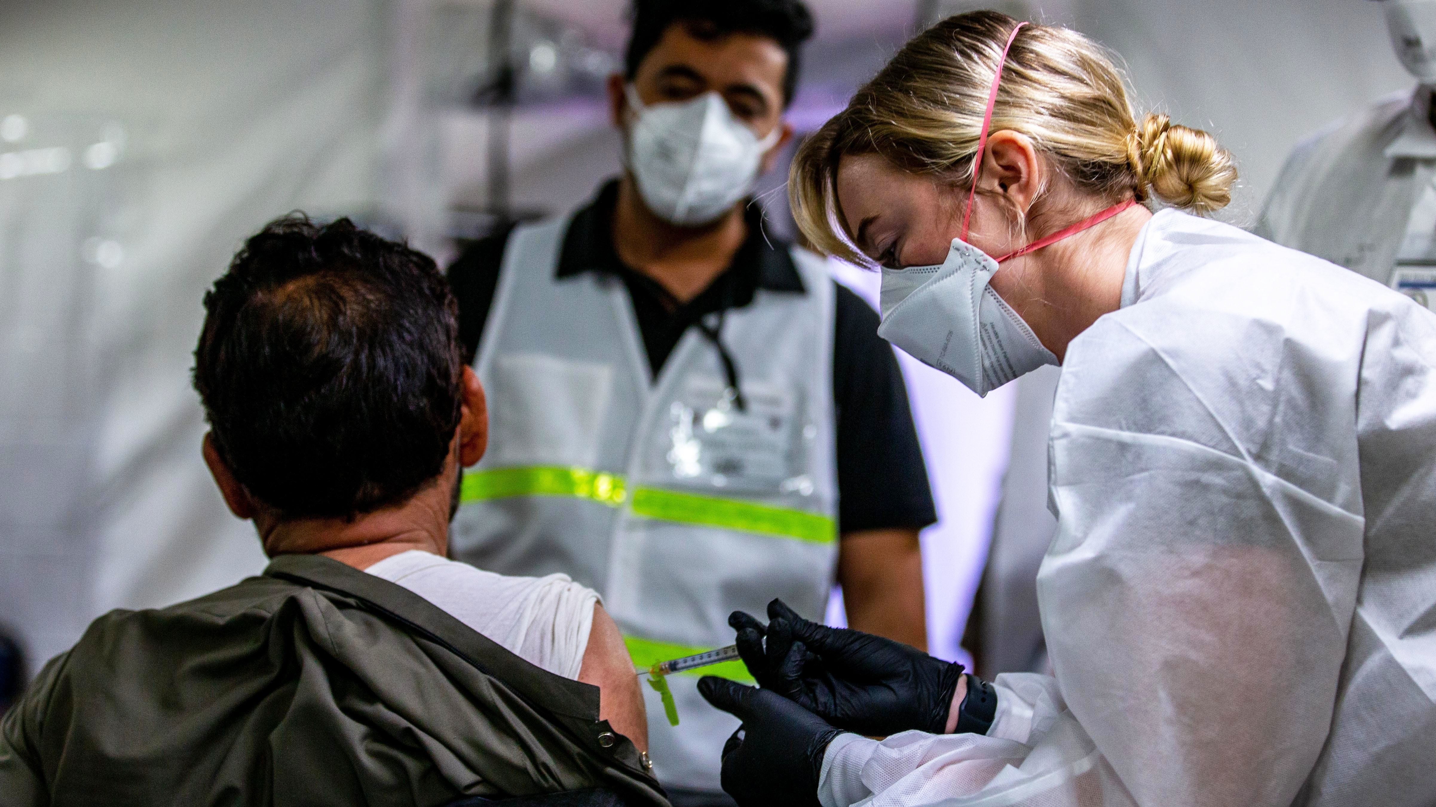 An Air Force nurse provides a COVID-19 vaccine at Fort Pickett, Virginia, on Sept. 18. (Photo: Department of Defense/Eric Ramirez)v