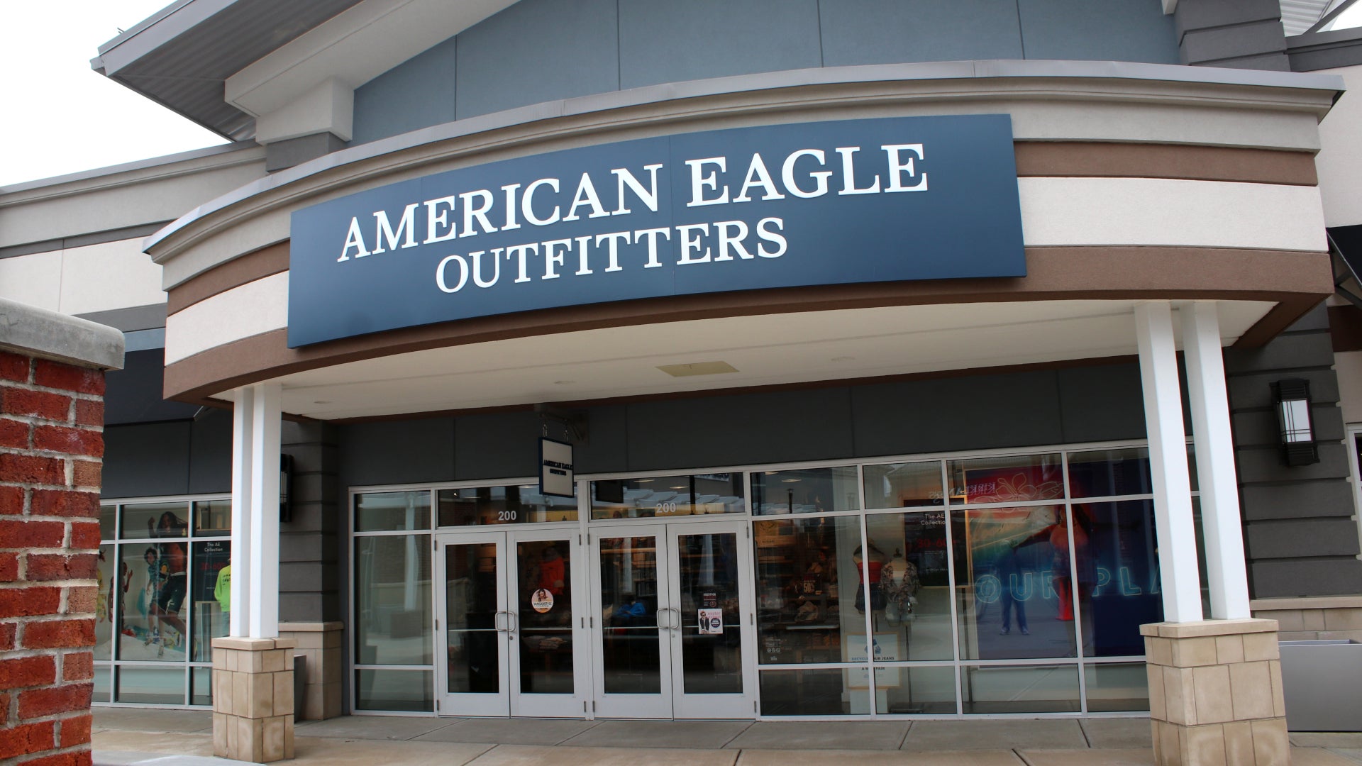 American Eagle Outfitters storefront logistics