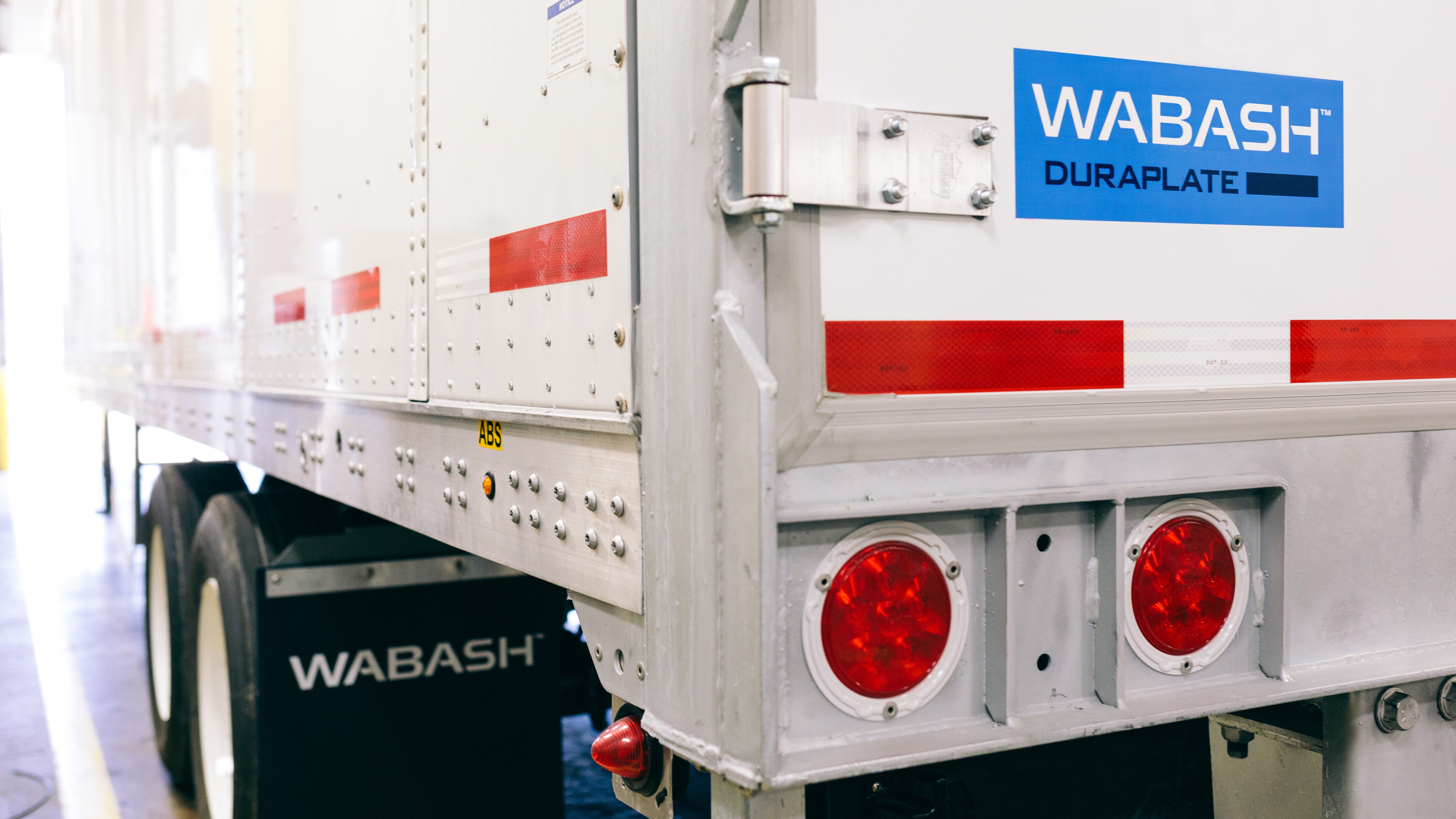 Blue Wabash logo on left rear of 53-foot trailer