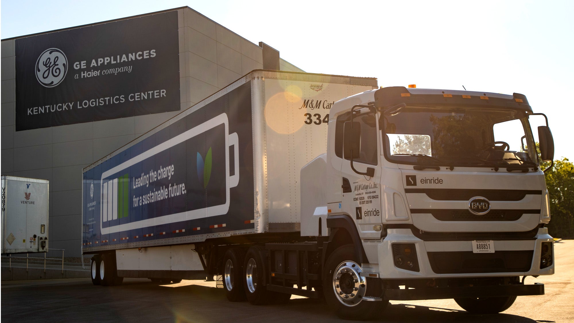 Picture of white electric truck with blue trailer