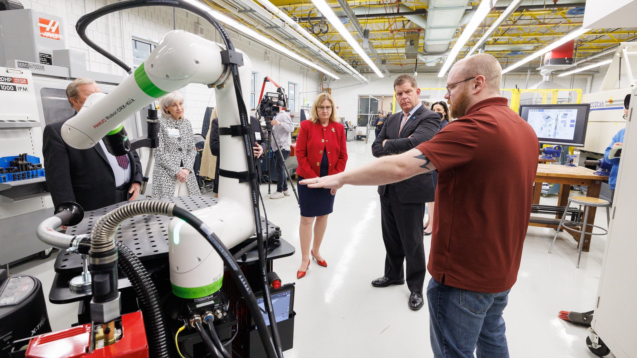 US labor secretary watches a robot work