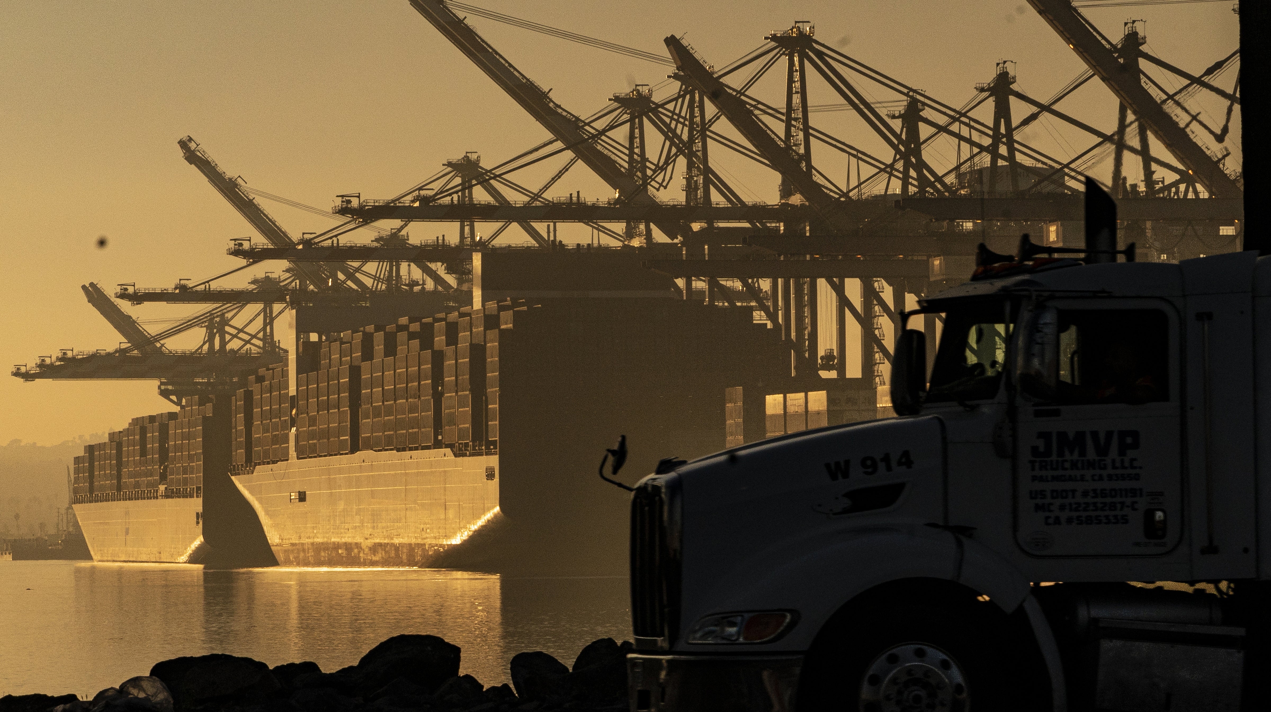 photo showing imports to the port of Los Angeles