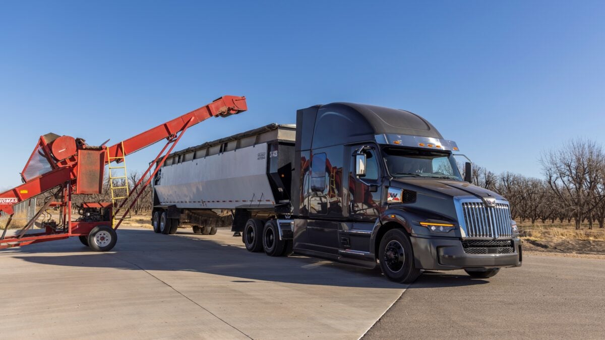 Western Star 57X heavy haul takes a load