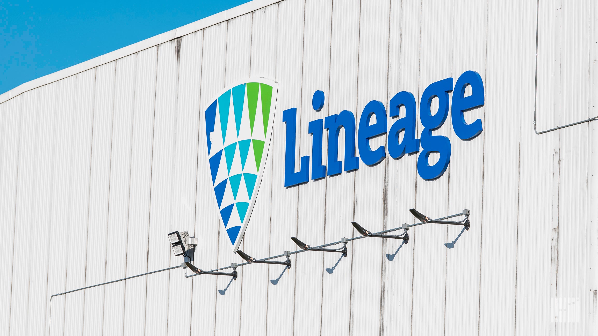 A picture of the Lineage logo on a warehouse