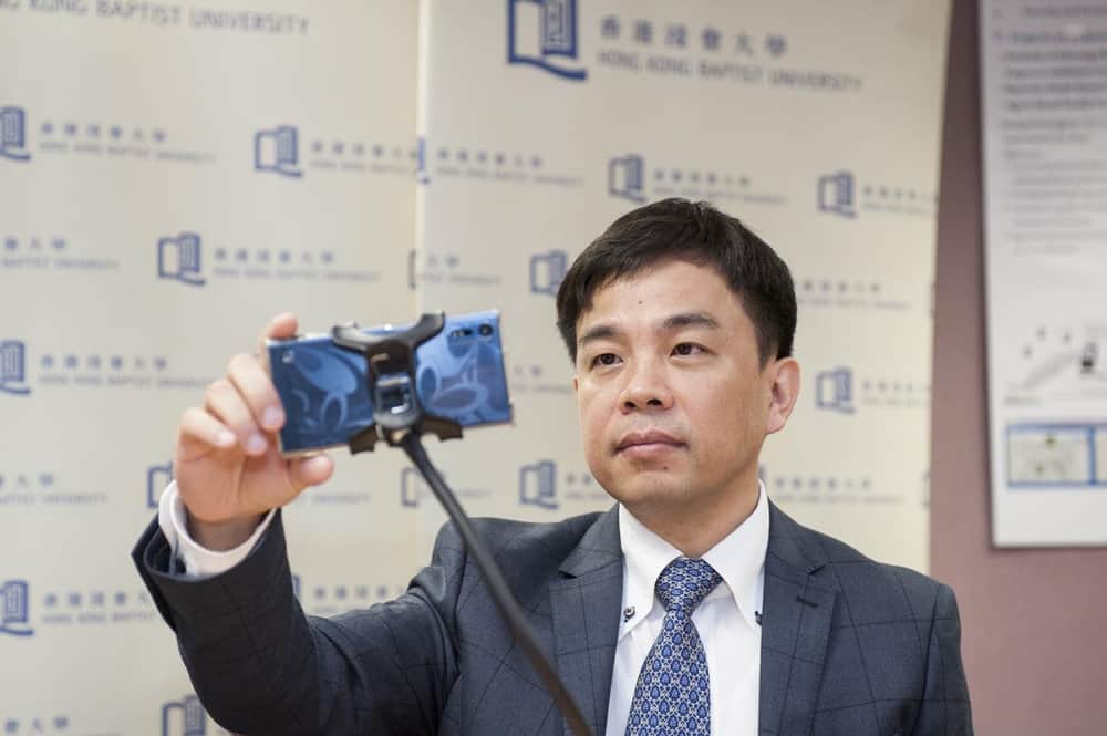  Professor Cheung Yiu-ming demonstrates the fatigue driving detection and alarm system to alert a drowsy driver. ( Photo: Hong Kong Baptist University ) 