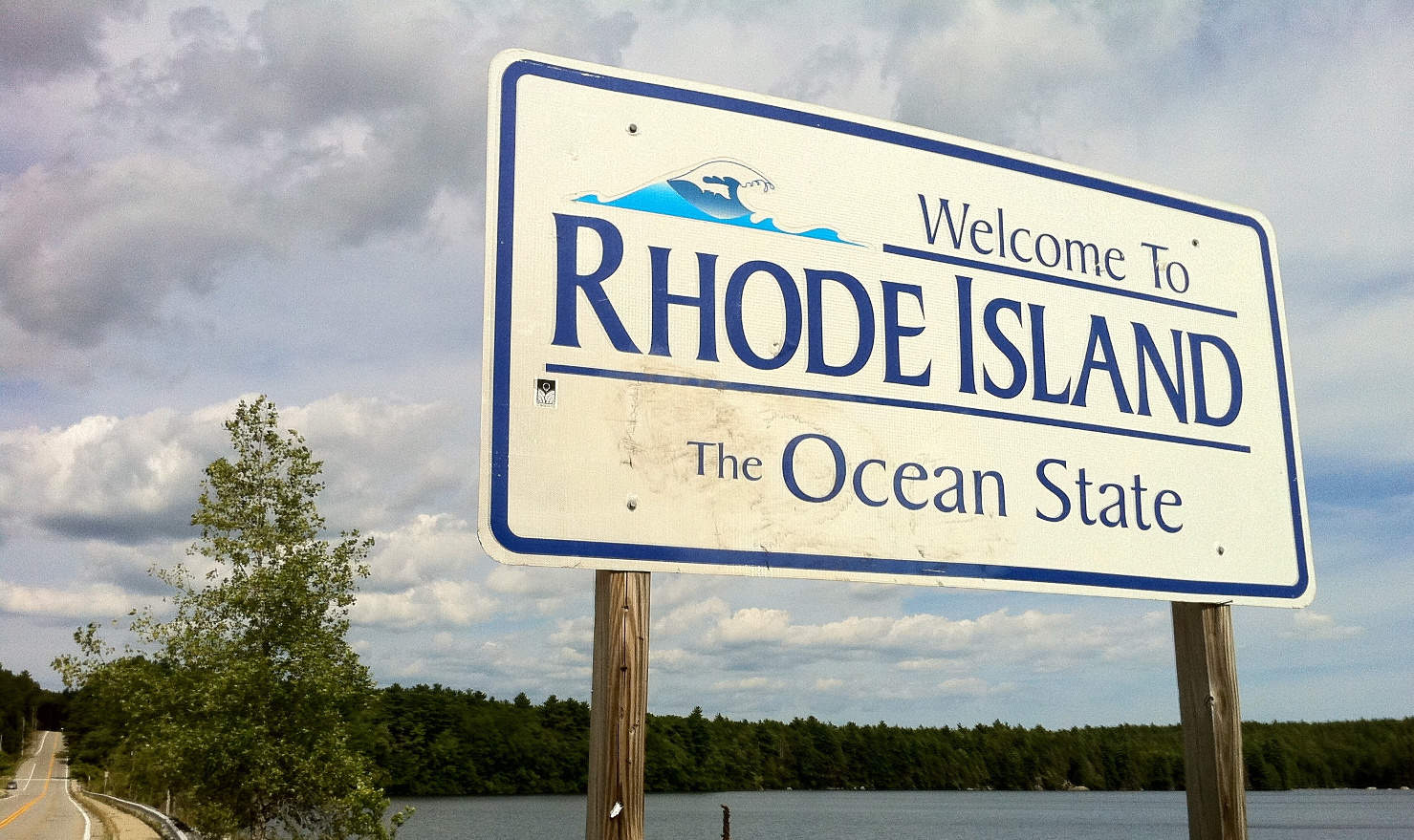 Rhode перевод. Island надпись. Rhode Island State. Smallest State Rhode Island. Rhode Island номера.