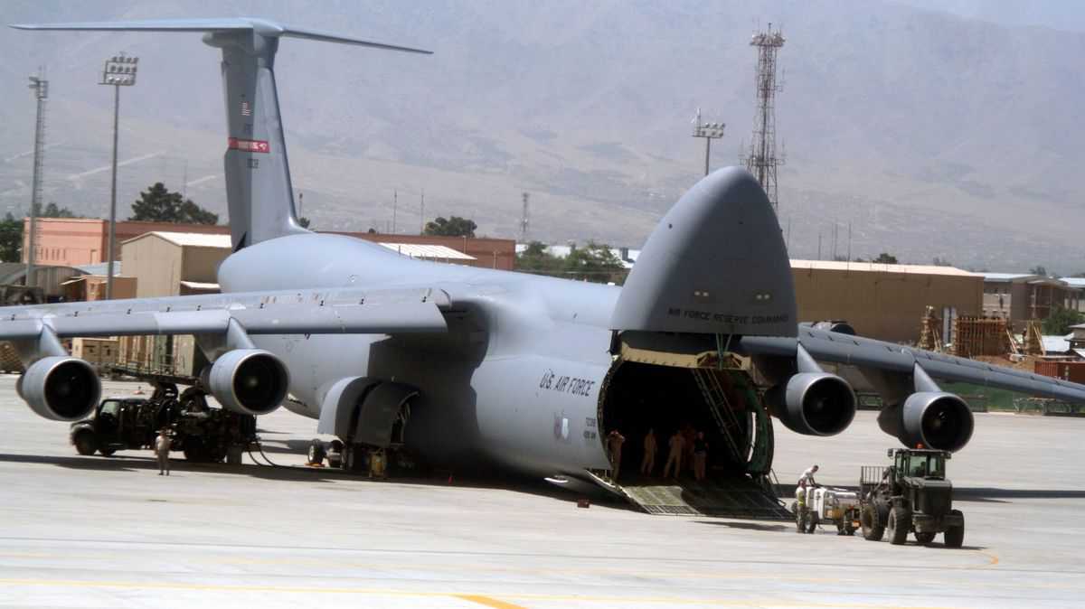 biggest military cargo plane