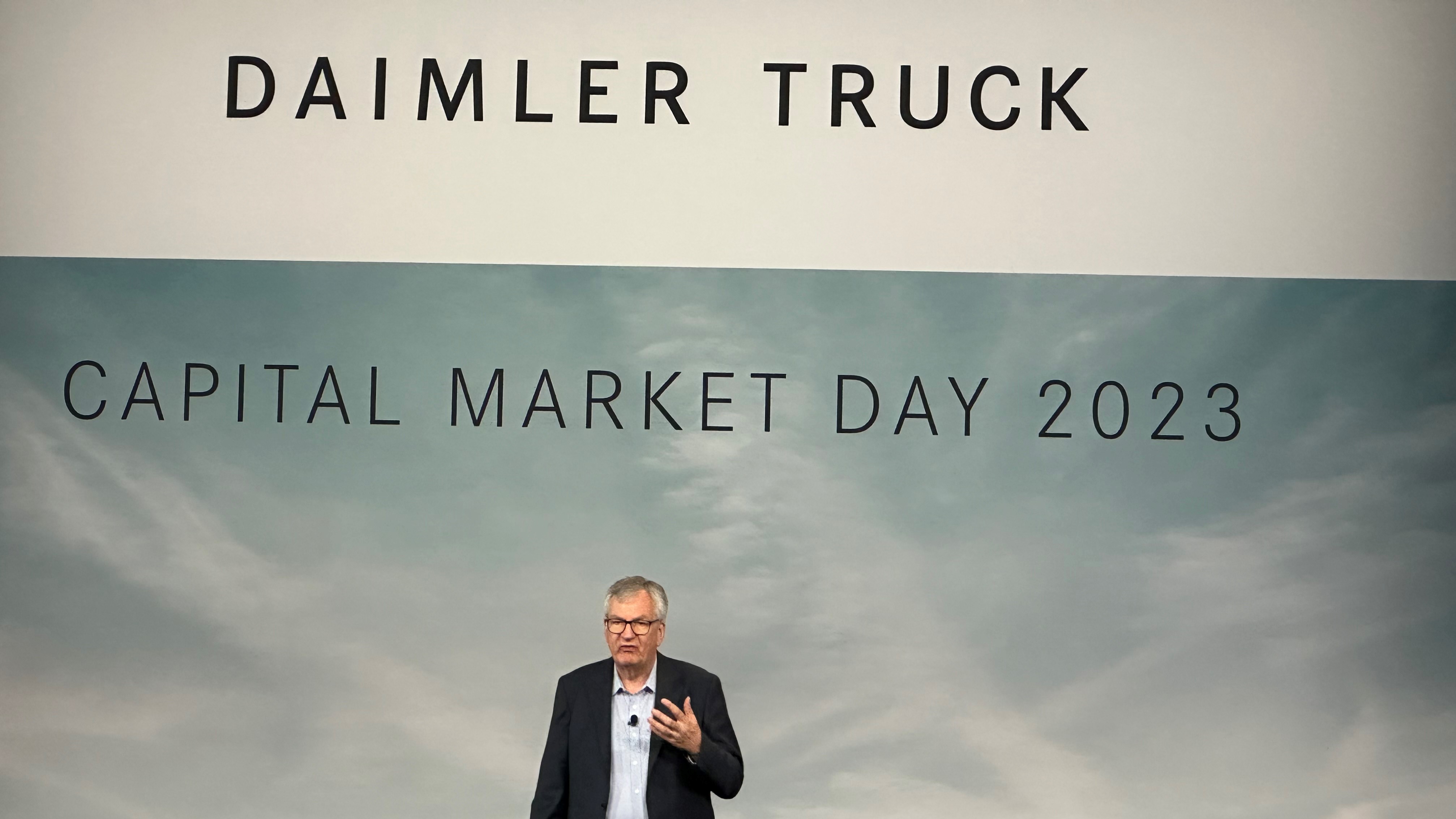 daimler trucks logo