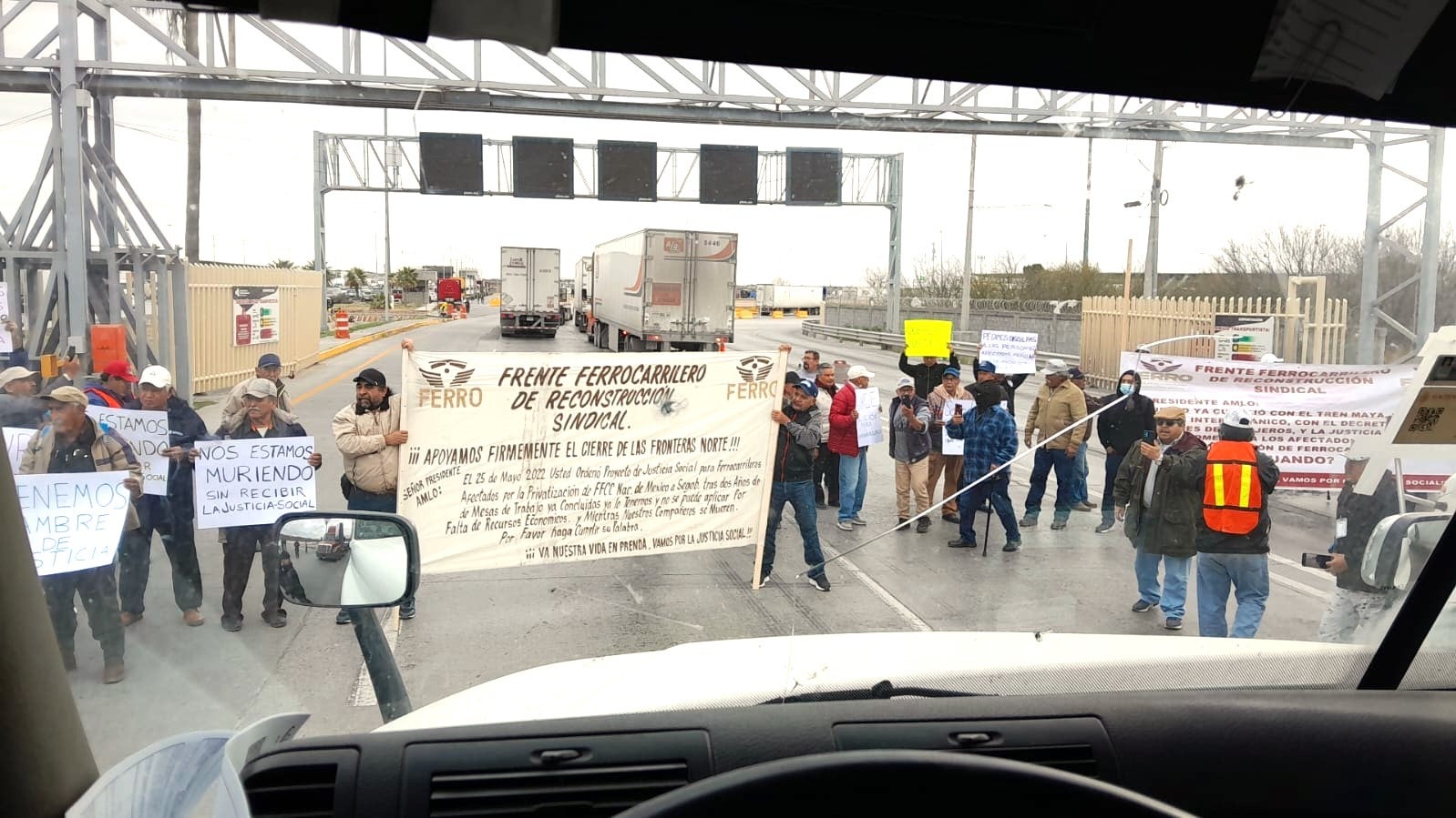 Border bridges blocked as rail workers seek back pay, benefits -  FreightWaves